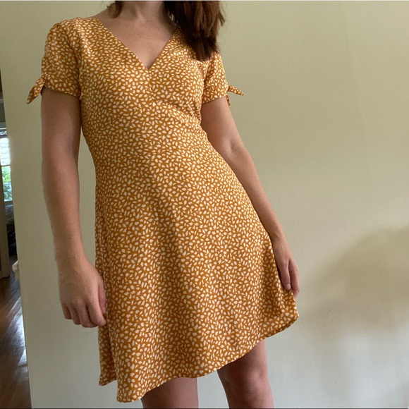 Abercrombie & Fitch Dresses & Skirts - Abercrombie yellow short sleeve sundresses